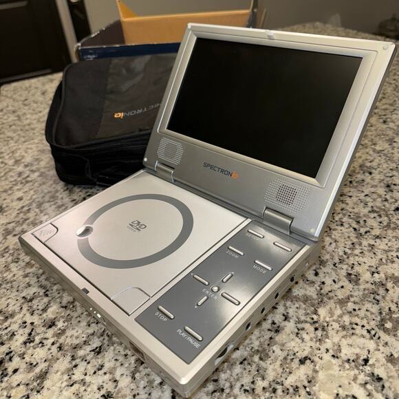 SPECTRONIQ Digital DVD70X 8.5" Portable DVD Player with Traveling Case & Remote - Picture 1 of 11
